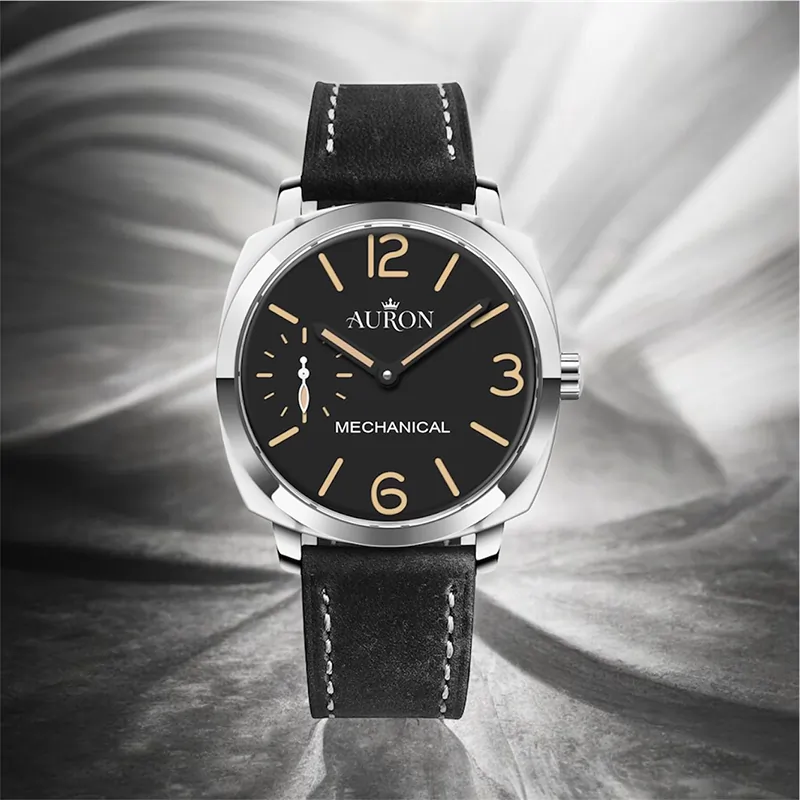 Maestro orologiaio al lavoro